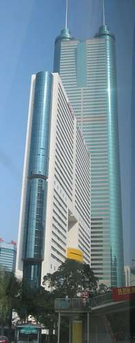 Shun Hing Square (384 metros), na China, é o décimo prédio mais alto do mundo.