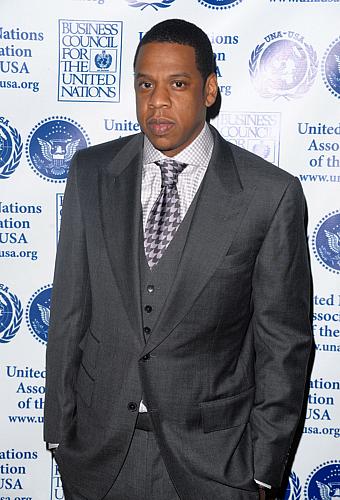De acordo com a revista <em>GQ</em>, Jay-Z, 39 anos, se veste muito melhor que homens mais novos.