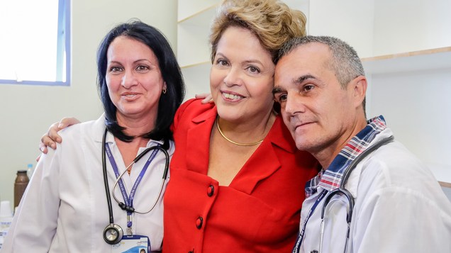 Dilma Rousseff com a médica cubana Hilda, em visita à Unidade Básica de Saúde (UBS) de Jaci, Guarulhos