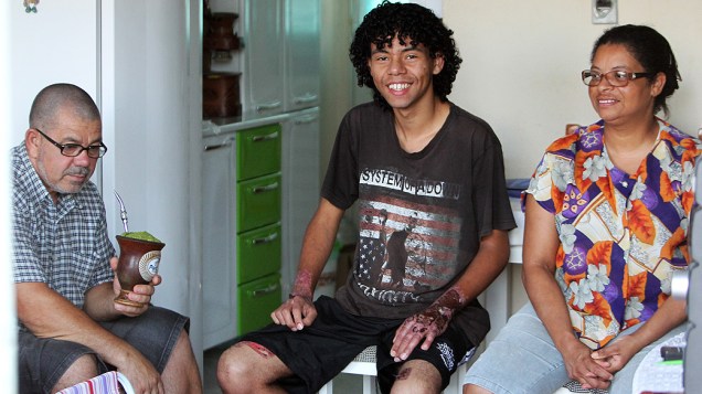 Maike Adriel dos Santos, 20 anos, com os pais Leonel Amaral Nunes e Claudete dos Santos
