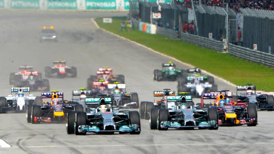 Hamilton e Rosberg, da Mercedes, largam na frente na Malásia: Mercedes domina de ponta a ponta