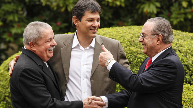 O ex-presidente Luiz Inácio Lula da Silva cumprimenta o deputado federal Paulo Maluf, durante anúncio de apoio do PP à candidatura de Fernando Haddad a prefeito de São Paulo