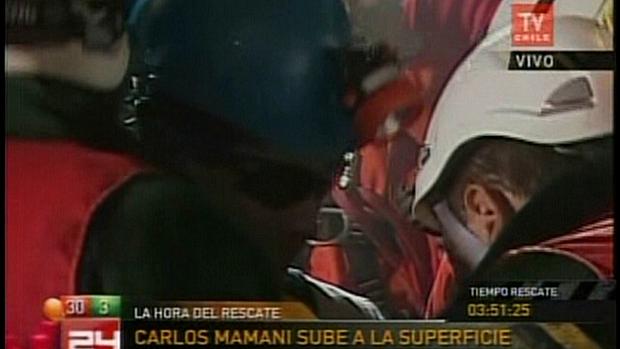 O boliviano Carlos Mamani, o único estrangeiro entre os mineiros, é resgatado da mina San Jose