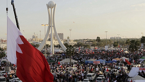 Manifestantes anti e pró-governo protestam na praça da Pérola, em Manama