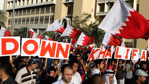 Manifestantes pedem a saída do rei Hamad bin Isa al-Khalifa em Manama
