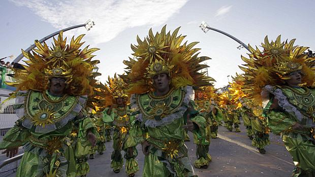 Integrantes da escola Mancha Verde durante desfile das escolas de samba do Carnaval de São Paulo