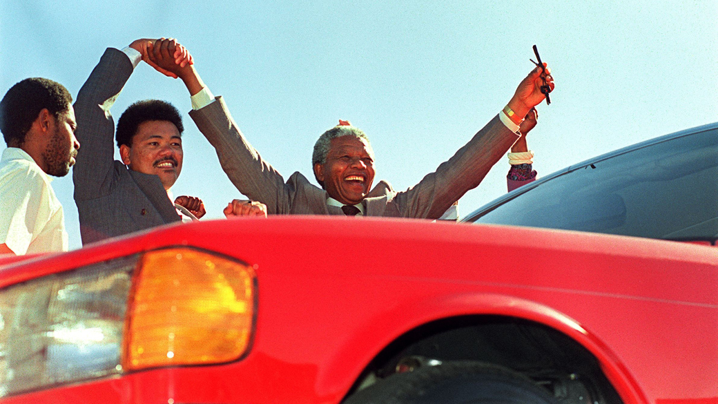 Nelson Mandela ao ganhar um Mercedes
