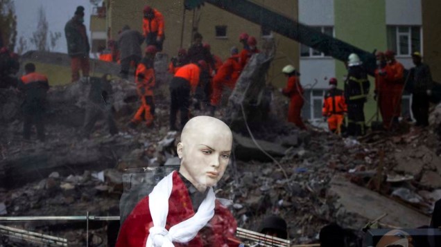 Equipe de resgate durante operação em edifício que desabou no terremoto em Ercis, na Turquia