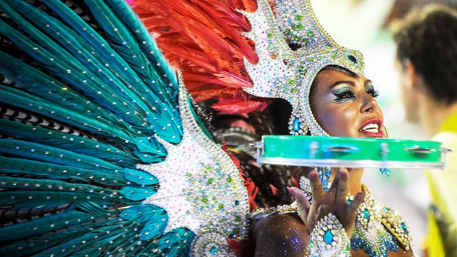 A musa argentina Caren Paz é destaque no desfile da Mangueira