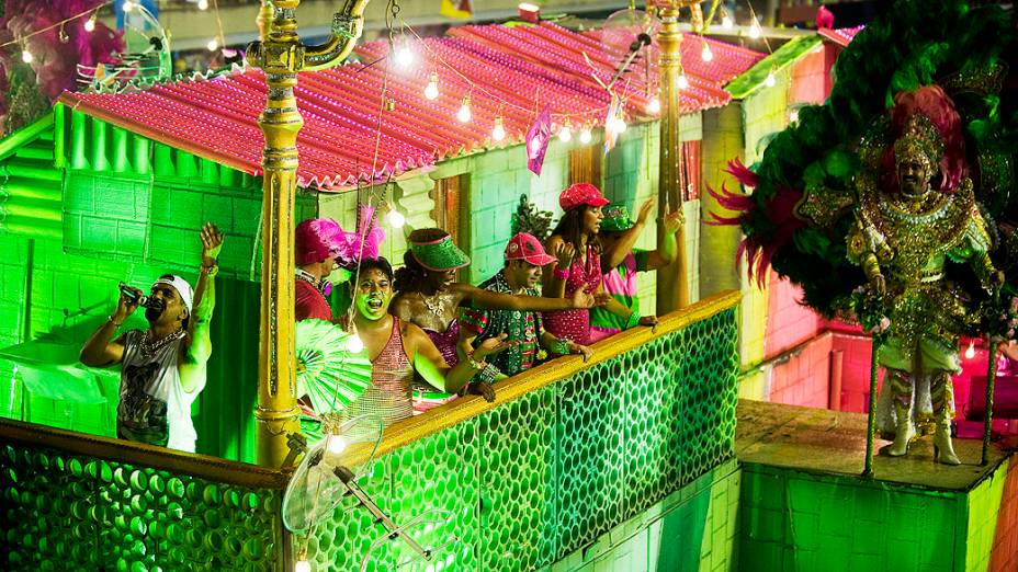 Integrantes da Mangueira durante desfile na Marquês de Sapucaí