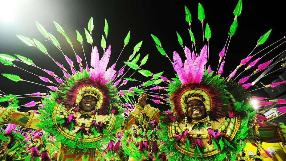 Integrantes da Mangueira durante desfile na Marquês de Sapucaí