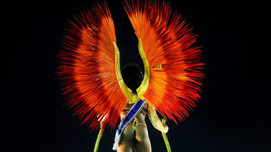 Evelym Bastos, rainha do Carnaval 2013 desfila pela Mangueira na Marquês de Sapucaí