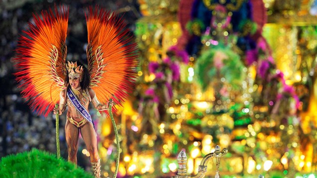 Evelyn Bastos, rainha do Carnaval carioca, desfila pela Mangueira na Marquês de Sapucaí