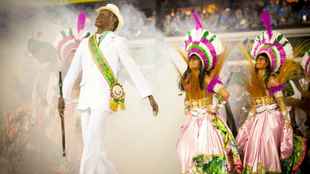 Integrantes da Mangueira durante desfile, pelo grupo especial do Carnaval do Rio de Janeiro,