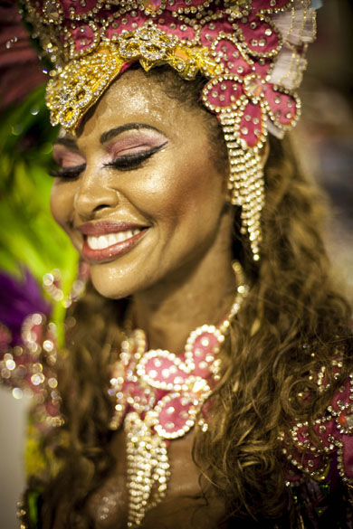 Destaque da Mangueira durante o desfile pelo grupo especial do Carnaval do Rio de Janeiro