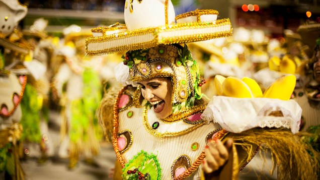 Integrantes da Mangueira durante desfile, pelo grupo especial do Carnaval do Rio de Janeiro