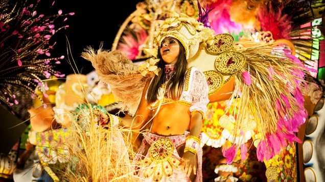Destaque da Mangueira durante o desfile pelo grupo especial do Carnaval do Rio de Janeiro
