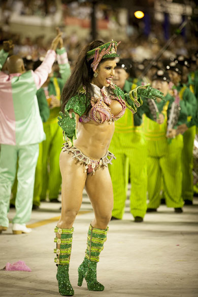 Gracyanne Barbosa rainha da bateria da Mangueira durante desfile na Sapucaí