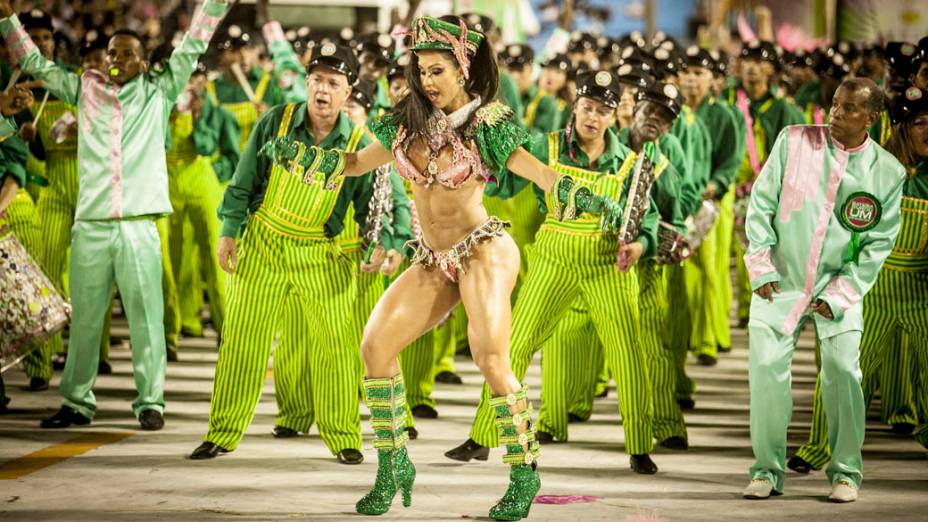 Gracyanne Barbosa rainha da bateria da Mangueira durante desfile na Sapucaí