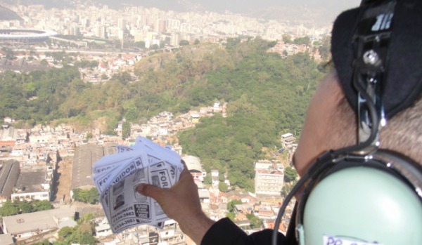Panfletos são jogados de helicóptero depois da ocupação da Mangueira