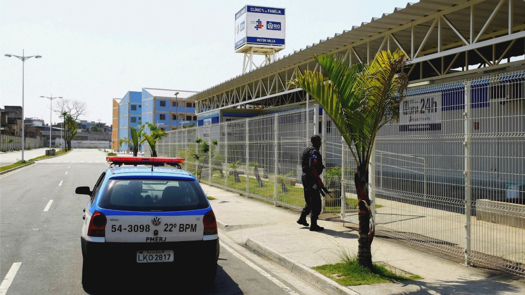 Policiais na UPA de Bonsucesso, fechada depois que um bandido tentou se esconder no prédio: segundo dia de tiroteio entre policiais e traficantes de Manguinhos