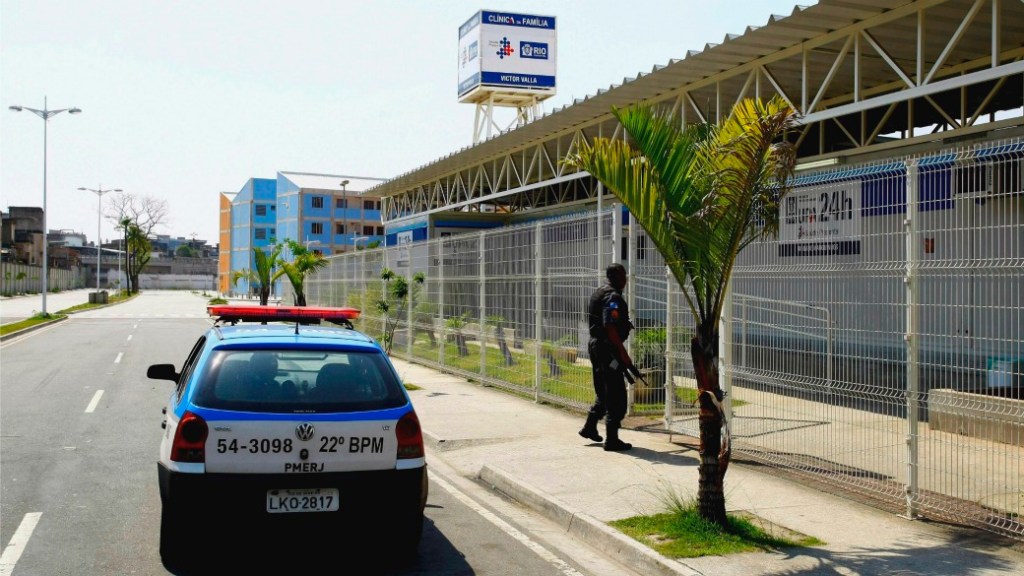 Policiais na UPA de Bonsucesso, fechada depois que um bandido tentou se esconder no prédio: segundo dia de tiroteio entre policiais e traficantes de Manguinhos