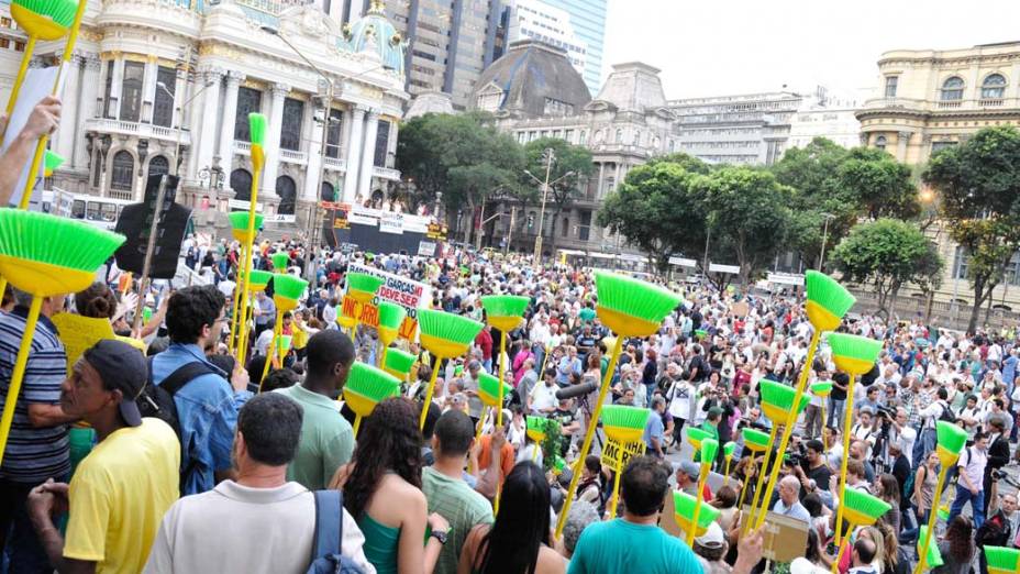 Manifestação contra a corrupção reuniu mais de 2 mil pessoas na Cinelândia, no centro do Rio de Janeiro