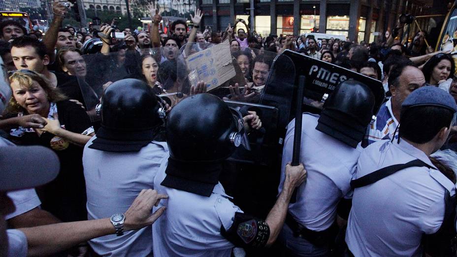 Em São Paulo, professores da rede municipal entram em confronto com a policia Militar em protesto no centro da capital