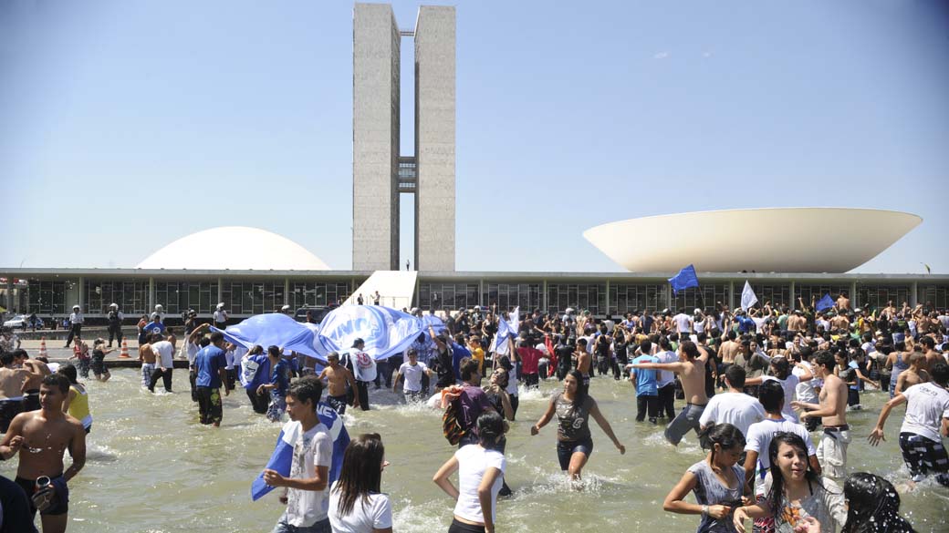 Integrantes da UNE, União Nacional dos Estudantes, durante protesto no Congresso Nacional em Brasília