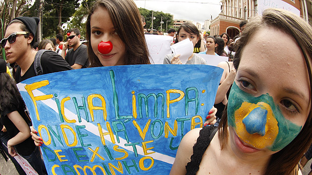 Com nariz de palhaço e caras pintadas participantes durante a Marcha contra a Corrupção na Praça da República, em Belém (PA)