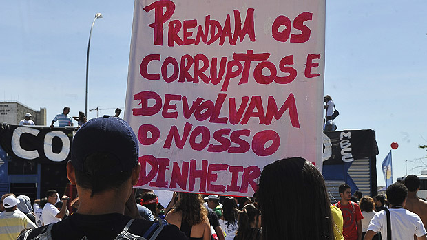 Participantes da marcha contra a corrupção, na Esplanada dos Ministérios
