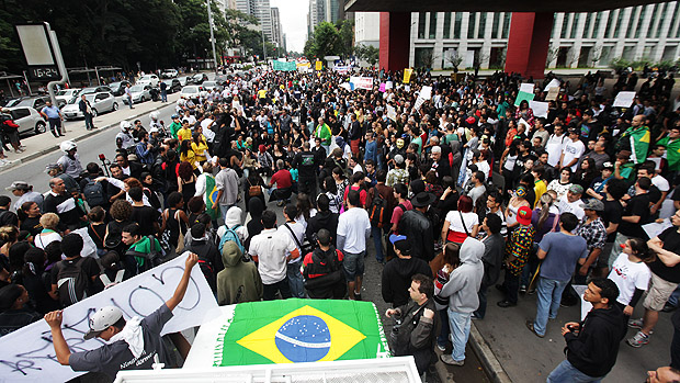 Manifestantes tomam conta de parte da avenida Paulista, na marcha Nacional contra a corrupção na politica durante a tarde de hoje