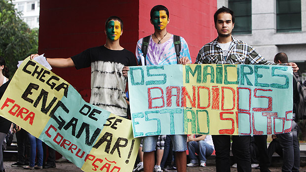Jovens com faixas durante marcha Nacional contra a corrupção na política, na avenida Paulista