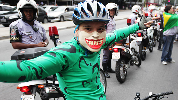 Ciclista, também participada marcha Nacional contra a corrupção durante a tarde de hoje na Avenida Paulista