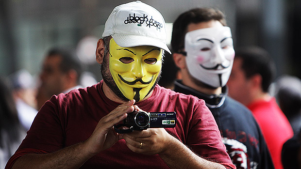 Muitos mascarados durante a marcha Nacional contra a corrupção, na Avenida Paulista