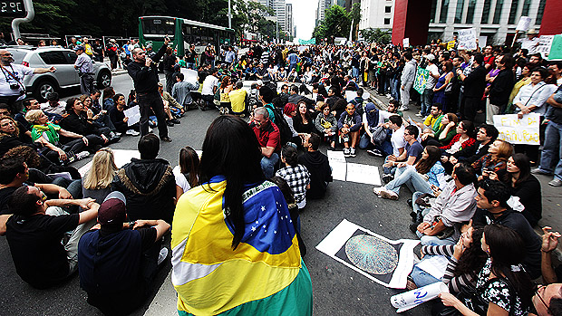 Manifestantes escreveram "SOS", na avenida paulista durante a Marcha Contra a Corrupção