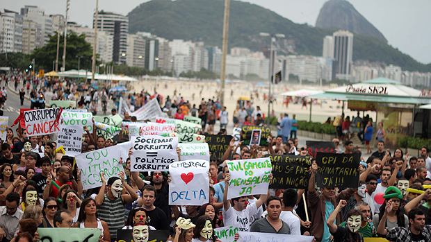 Manifestantes participam da marcha Nacional de combate a corrupção, na praia de Copacabana, no Rio de Janeiro