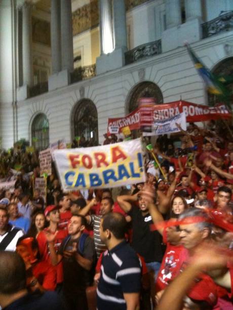 Bombeiros reinvindicam salários melhores na marcha contra a corrupção, no Rio de Janeiro