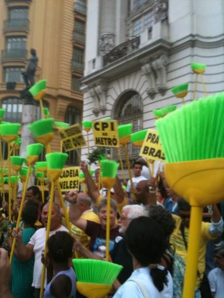 Vassouras são erguidas contra a corrupção em manifestação no Rio de Janeiro