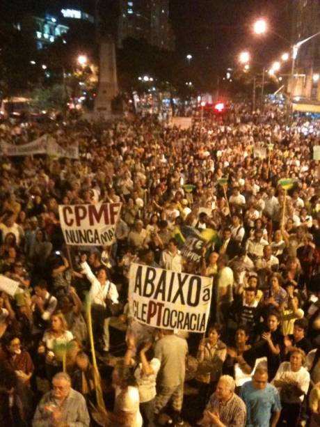 Manifestação contra a corrupção no Rio de Janeiro leva 2 mil pessoas à Cinelândia
