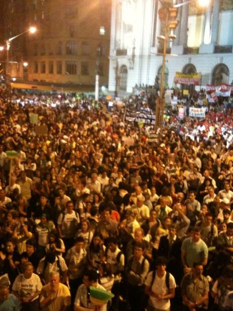 Cinelândia é palco de manifestação contra a corrupção no Rio de Janeiro