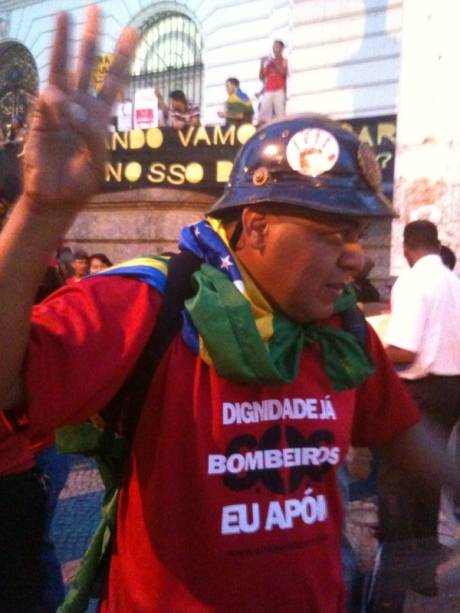 O sargento Santos Luz foi à marcha contra a corrupção pedir a aprovação de um piso salarial para os bombeiros
