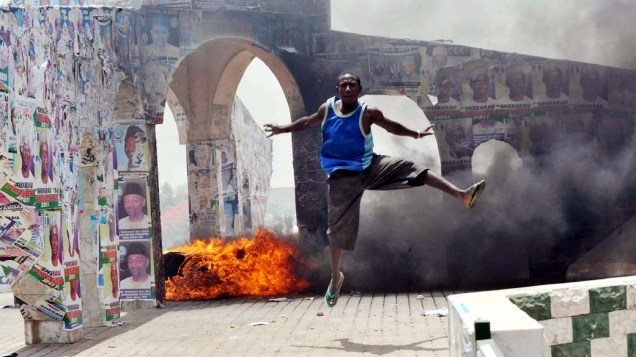 Homem participa de protesto na cidade de Kano, Nigéria. Desde o fim das eleições no país, manifestantes protestam contra o resultado, que deu vitória a Goodluck Jonathan