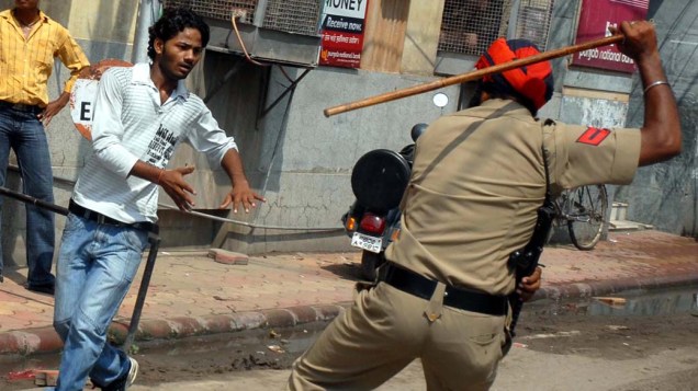 Policiais e manifestantes entraram em conflito durante protesto contra o governo em Amritsar, na Índia