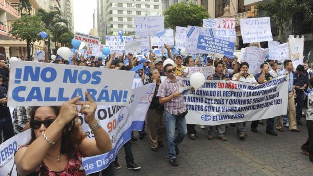 Equatorianos protestam em defesa da liberdade de expressão
