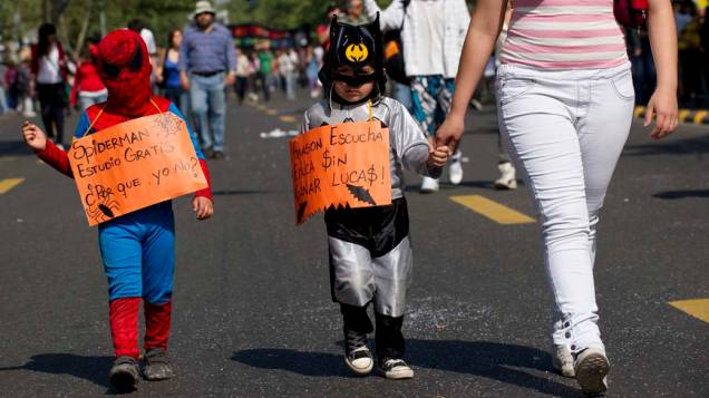 Estudantes chilenos protestam nas ruas de Santiago por melhorias no sistema educacional do país, em 29/09/2011