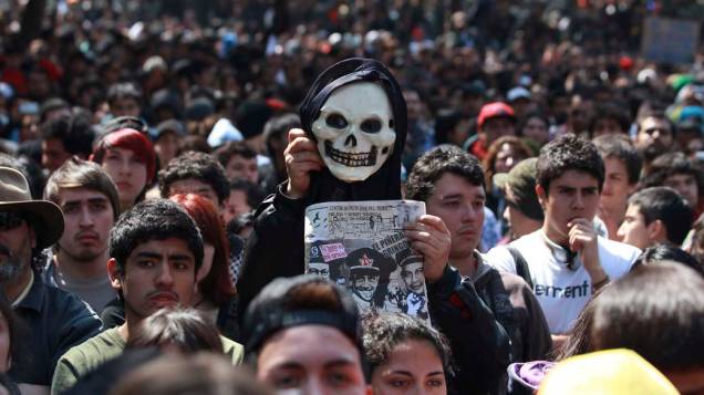 Estudantes chilenos protestam nas ruas de Santiago por melhorias no sistema educacional do país, em 22/09/2011