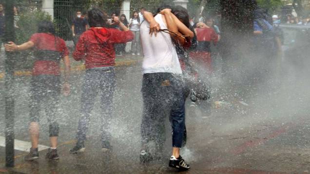 Estudantes chilenos protestam nas ruas de Santiago por melhorias no sistema educacional do país, em 26/09/2011