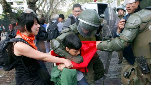 Estudantes chilenos protestam nas ruas de Santiago por melhorias no sistema educacional do país, em 26/09/2011