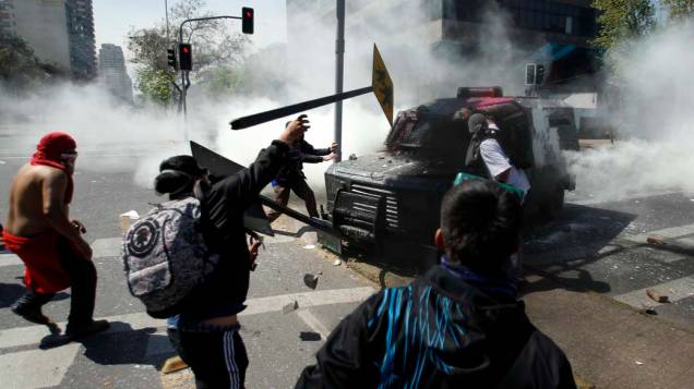 Estudantes chilenos protestam nas ruas de Santiago por melhorias no sistema educacional do país, em 29/09/2011